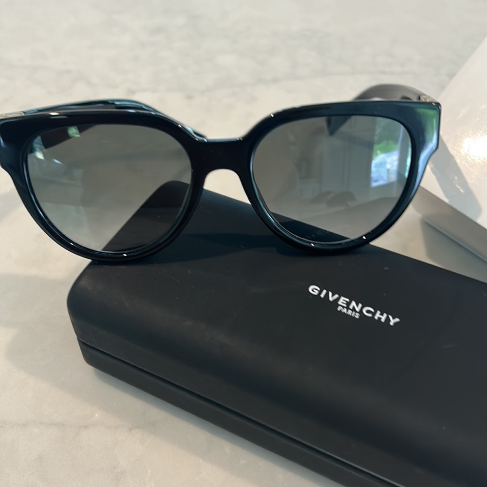 Givenchy sunglasses - Picture 2 of 3